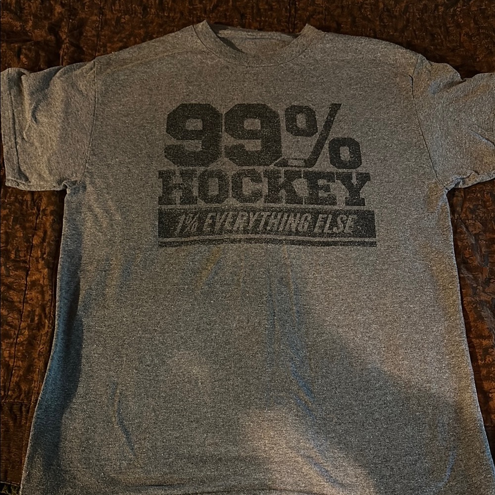 Men’s small Gray Graphic T-Shirt with Hockey Print
